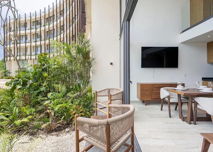 Mistiq Gardens 2 *